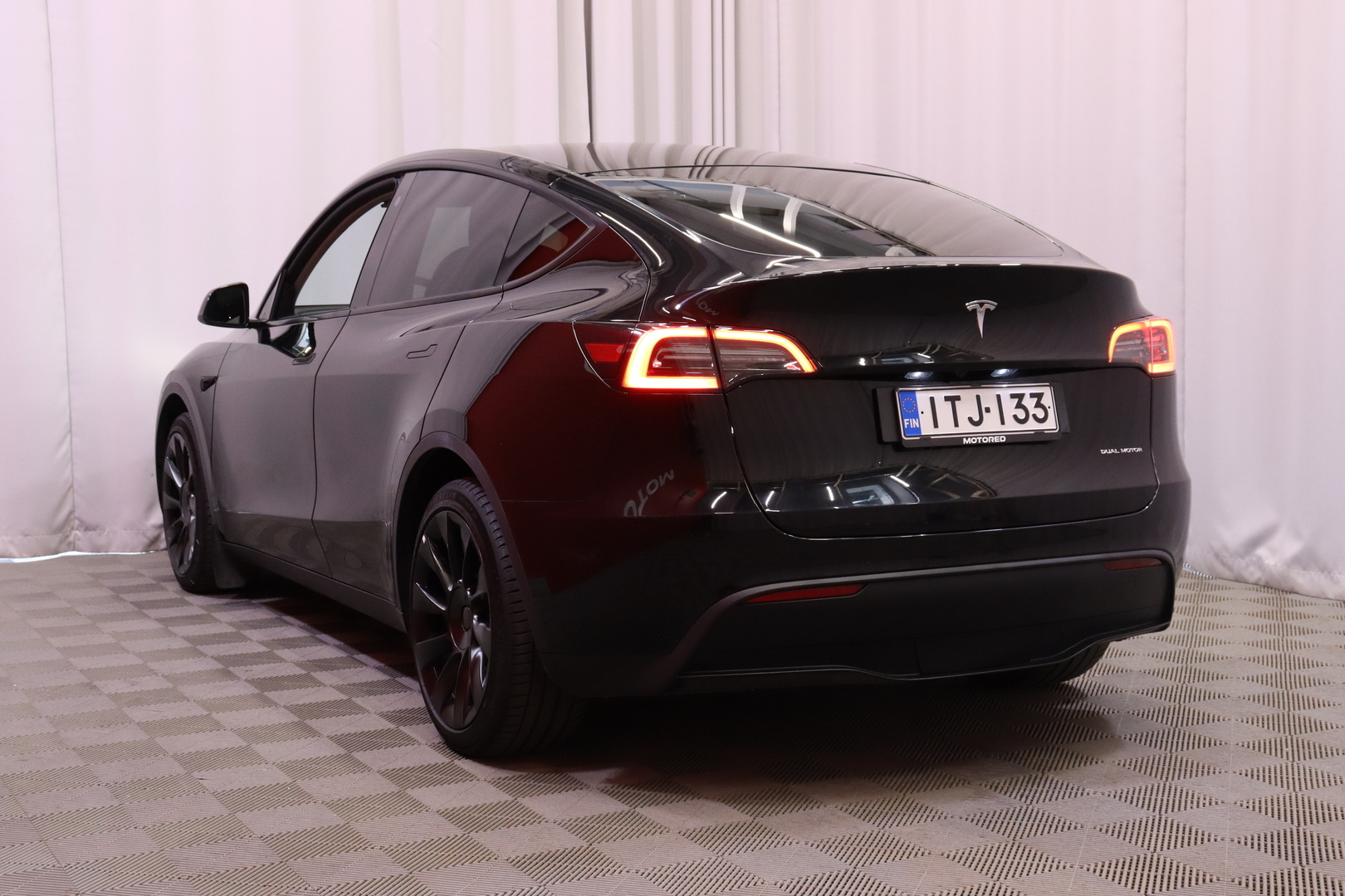 Tesla - Model Y - Long Range AWD / Koukku / 2x renkaat ja vanteet / AMD Ryzen / Lasikatto / Premium Audio / - Maastoauto