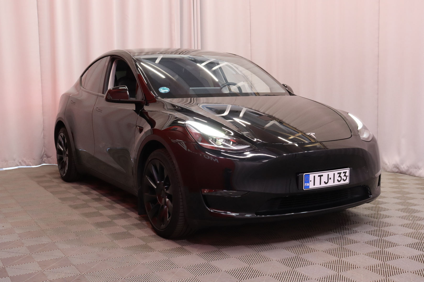 Tesla - Model Y - Long Range AWD / Koukku / 2x renkaat ja vanteet / AMD Ryzen / Lasikatto / Premium Audio / - Maastoauto