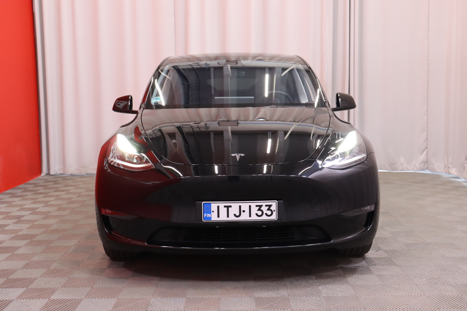 Tesla - Model Y - Long Range AWD / Koukku / 2x renkaat ja vanteet / AMD Ryzen / Lasikatto / Premium Audio / - Maastoauto