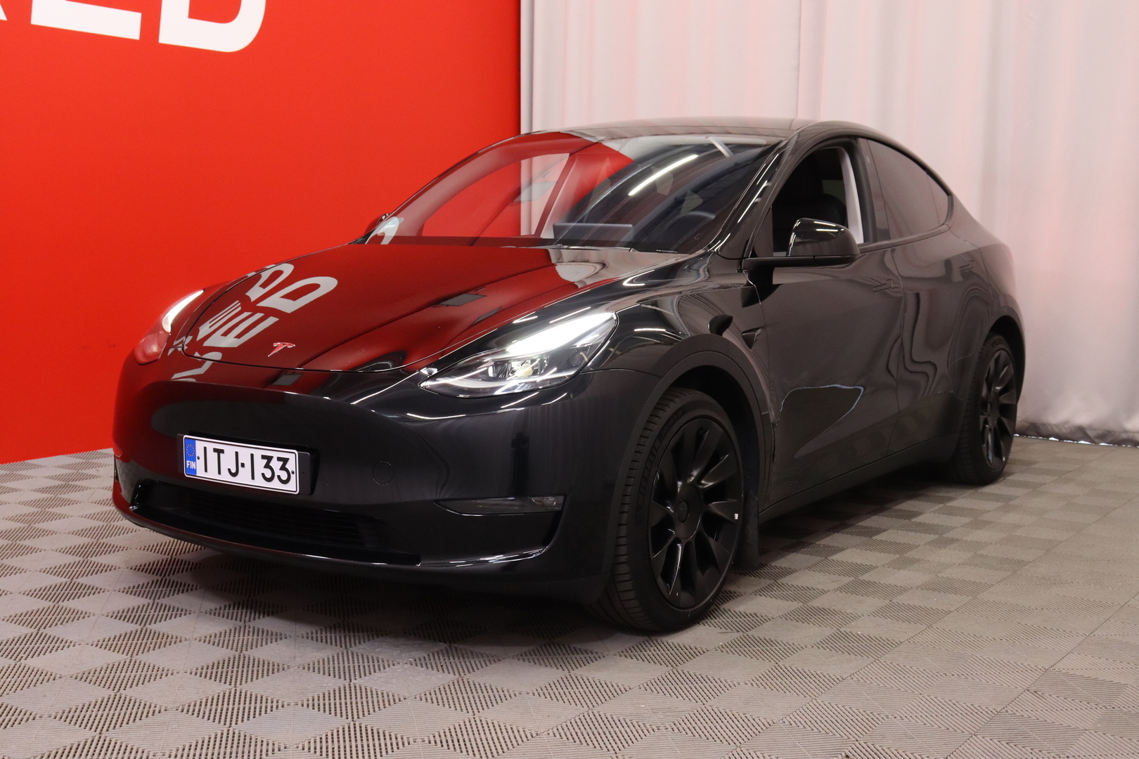 Tesla - Model Y - Long Range AWD / Koukku / 2x renkaat ja vanteet / AMD Ryzen / Lasikatto / Premium Audio / - Maastoauto