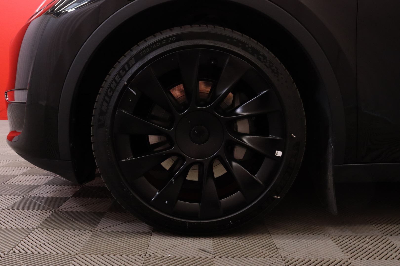 Tesla - Model Y - Long Range AWD / Koukku / 2x renkaat ja vanteet / AMD Ryzen / Lasikatto / Premium Audio / - Maastoauto
