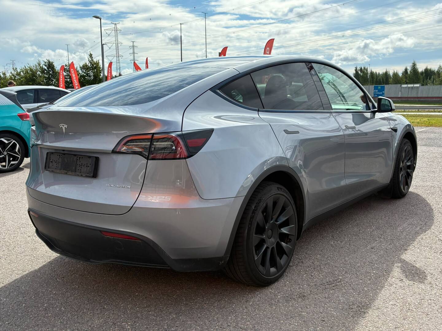 Tesla - Model Y - Long Range - Maastoauto