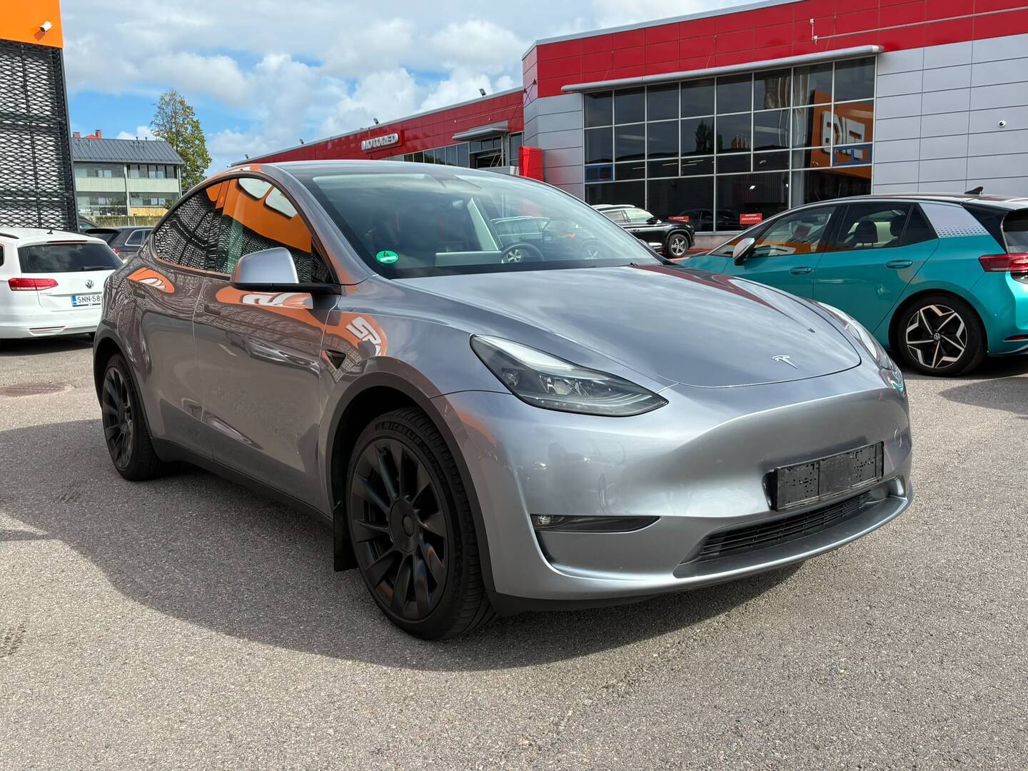 Tesla - Model Y - Long Range - Maastoauto