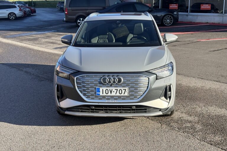 AUDI Q4 e-tron