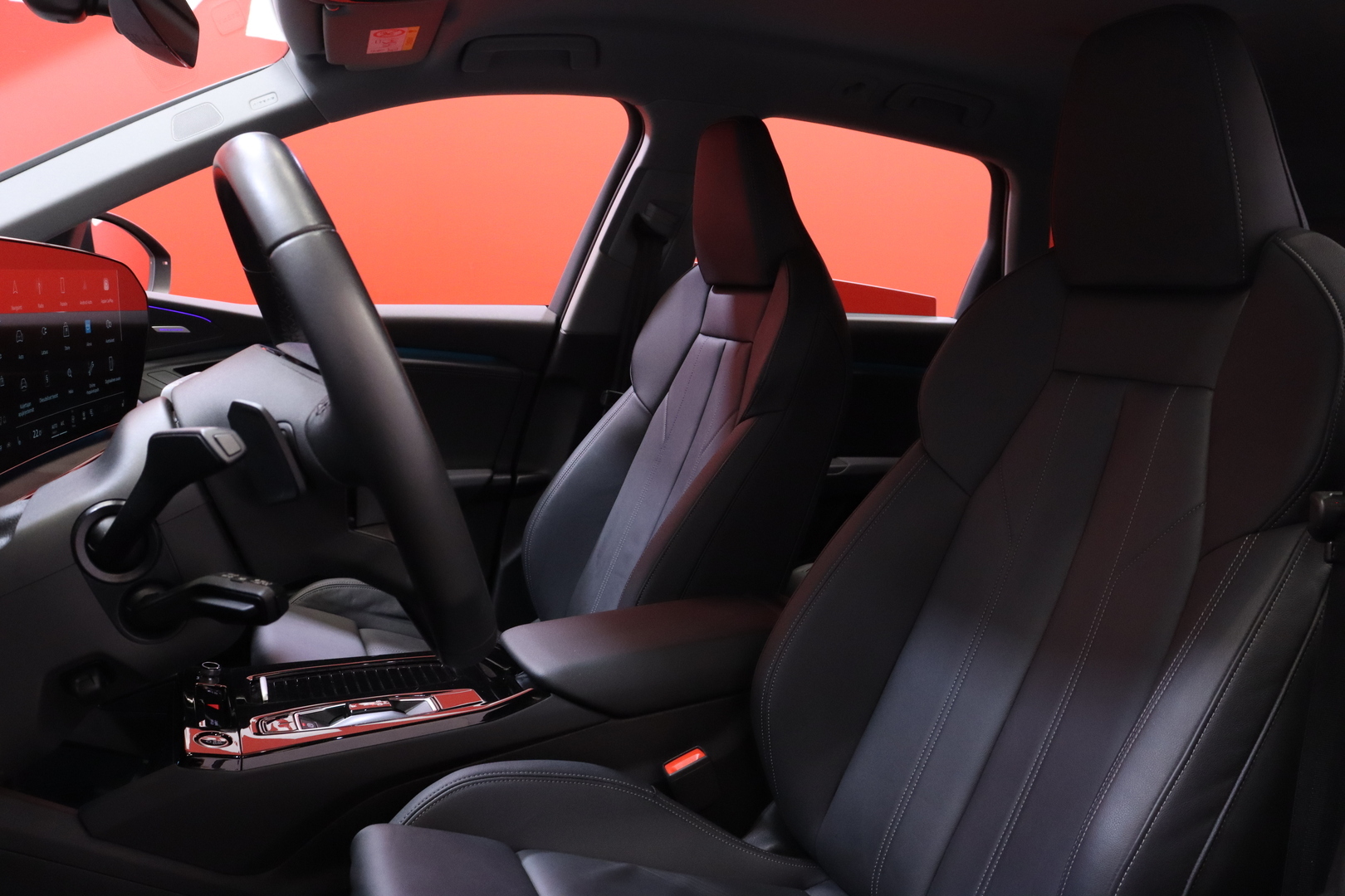 Audi - Q6 e-tron - quattro / Etumatkustajan näyttö / Bang & Olufsen / Vetokoukku / - Maastoauto