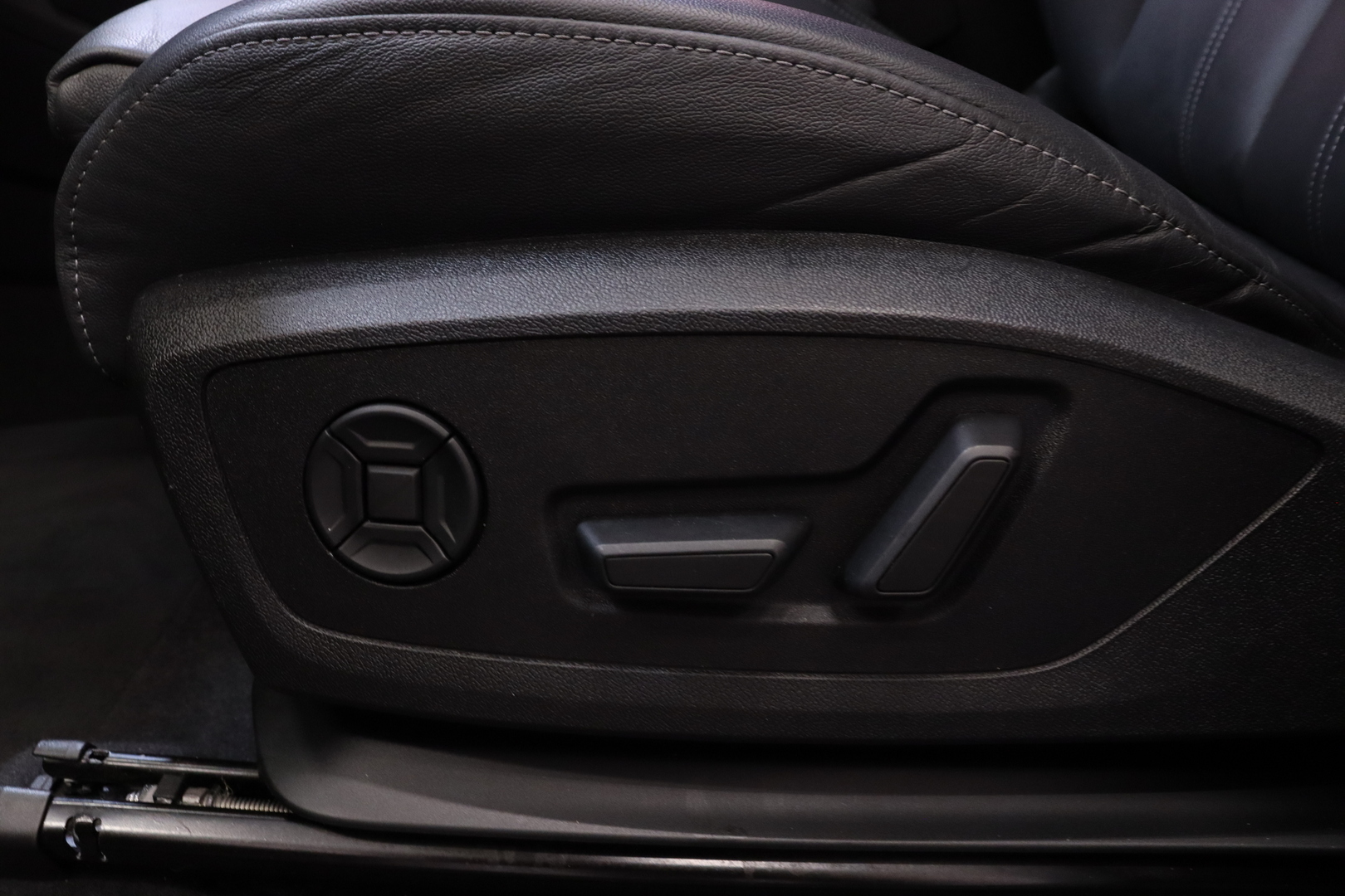 Audi - Q6 e-tron - quattro / Etumatkustajan näyttö / Bang & Olufsen / Vetokoukku / - Maastoauto