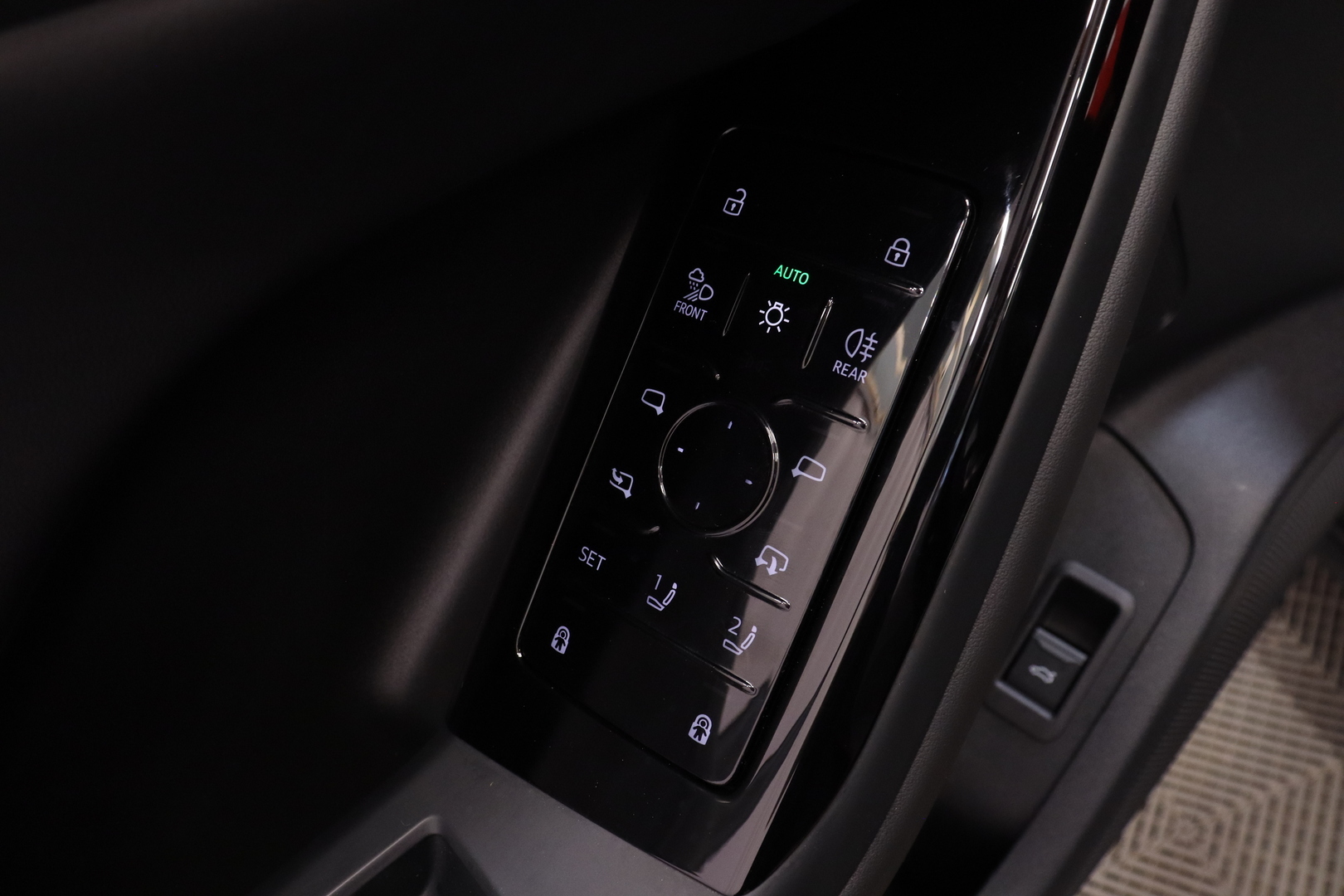 Audi - Q6 e-tron - quattro / Etumatkustajan näyttö / Bang & Olufsen / Vetokoukku / - Maastoauto