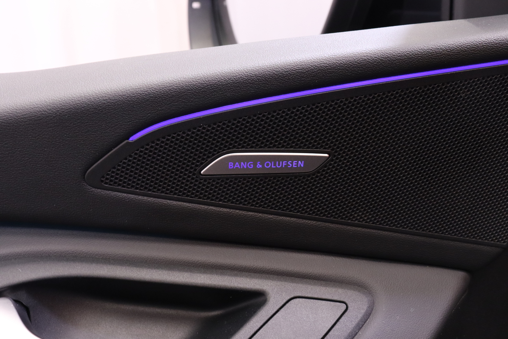 Audi - Q6 e-tron - quattro / Etumatkustajan näyttö / Bang & Olufsen / Vetokoukku / - Maastoauto