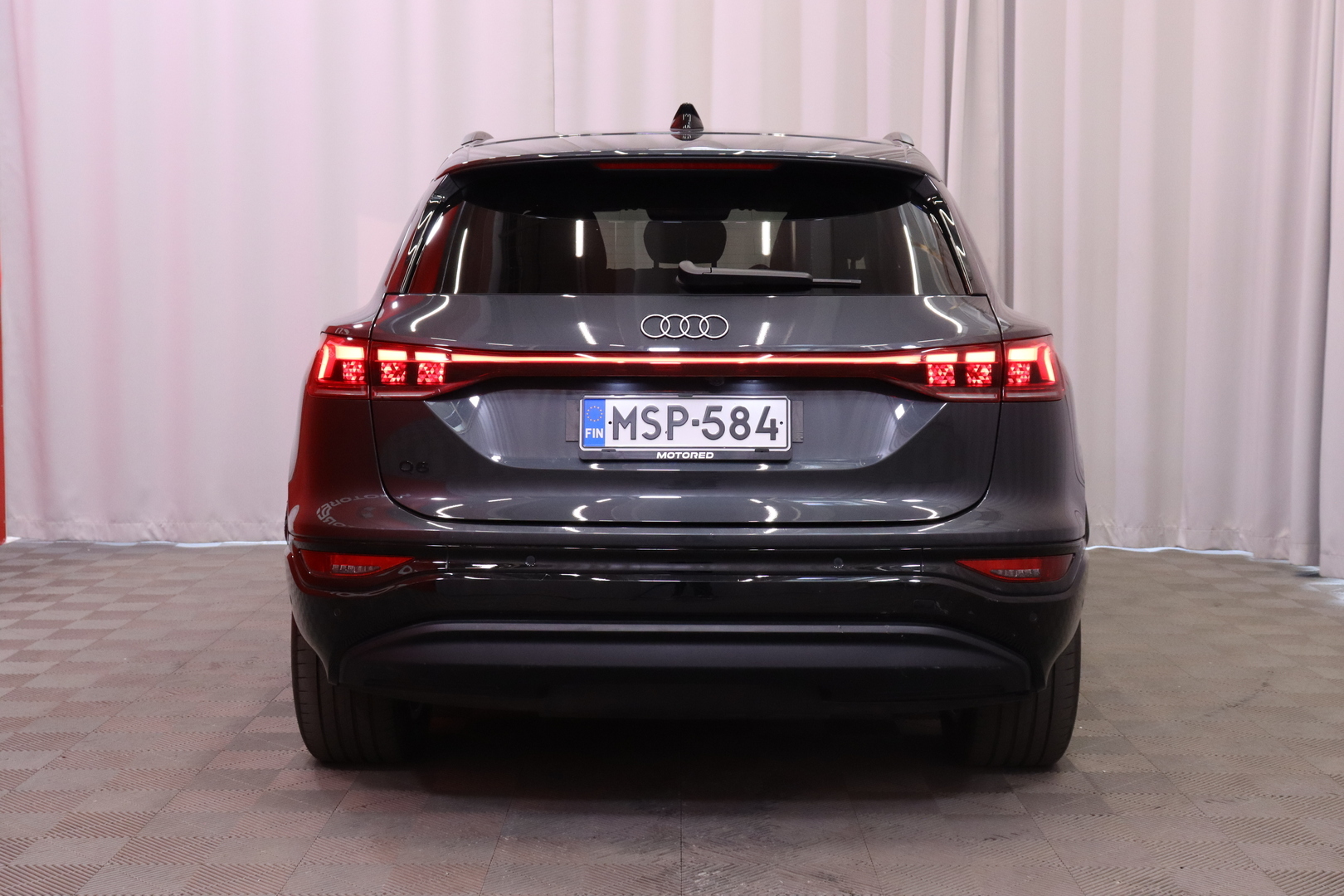 Audi - Q6 e-tron - quattro / Etumatkustajan näyttö / Bang & Olufsen / Vetokoukku / - Maastoauto