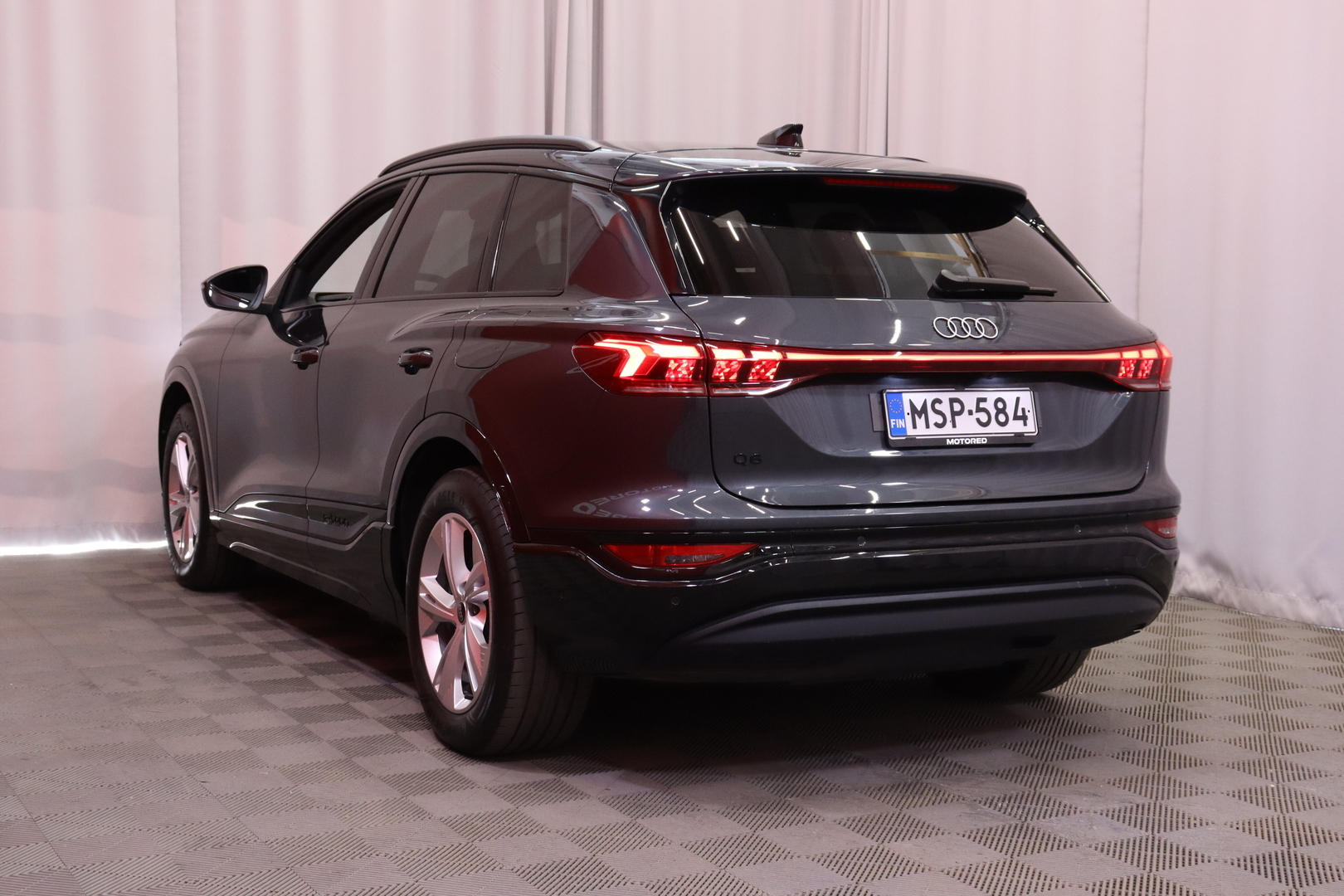 Audi - Q6 e-tron - quattro / Etumatkustajan näyttö / Bang & Olufsen / Vetokoukku / - Maastoauto