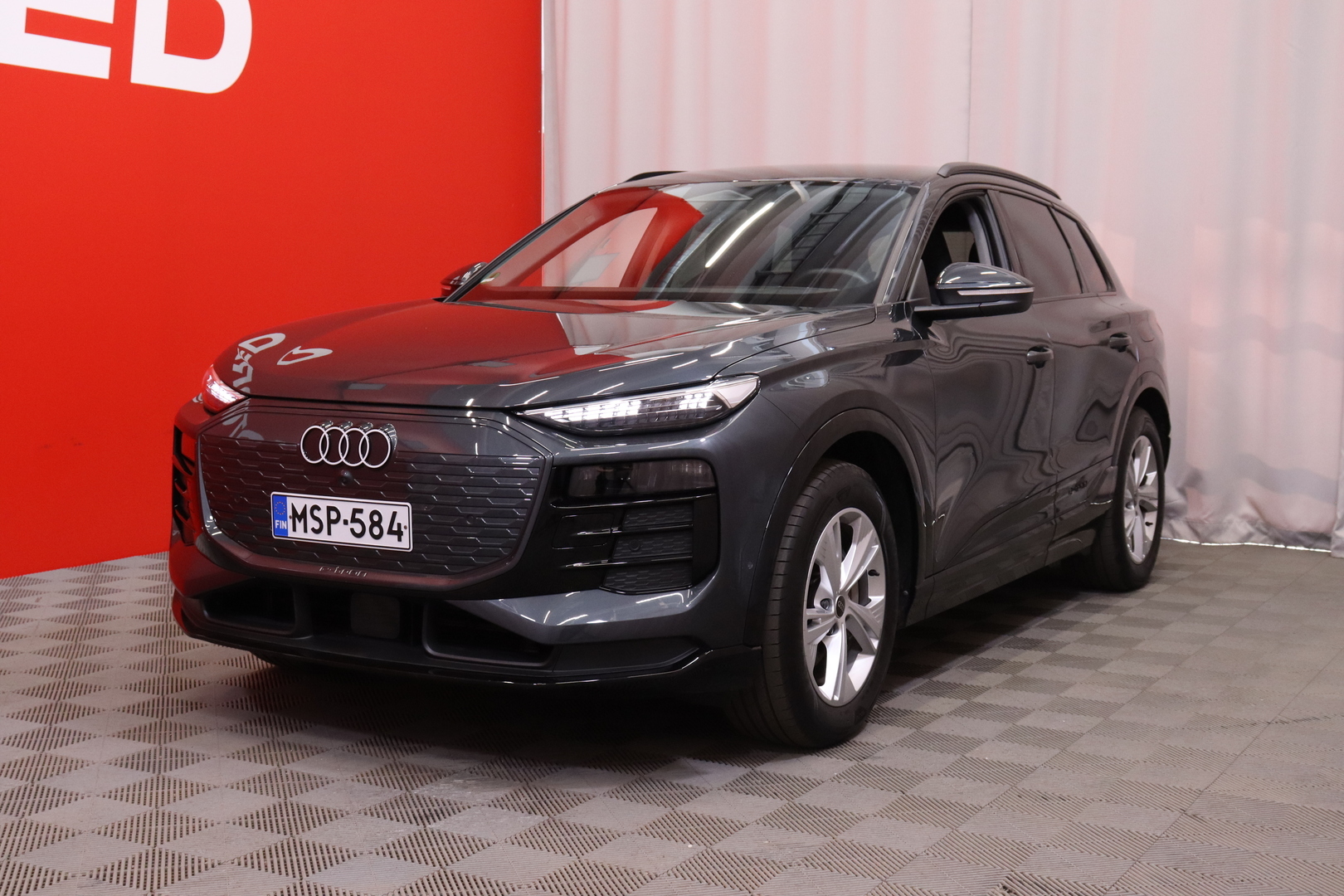 Audi - Q6 e-tron - quattro / Etumatkustajan näyttö / Bang & Olufsen / Vetokoukku / - Maastoauto
