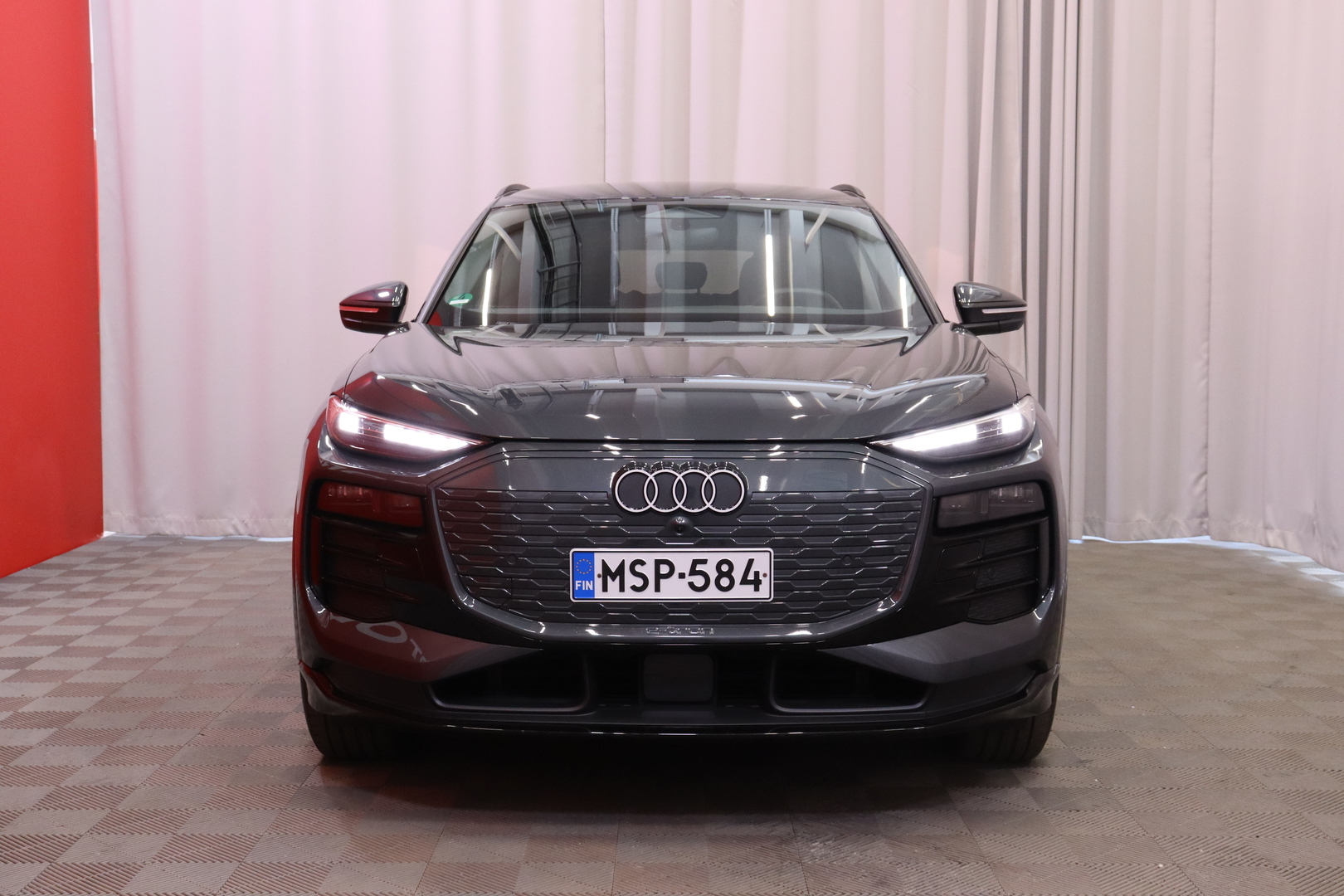 Audi - Q6 e-tron - quattro / Etumatkustajan näyttö / Bang & Olufsen / Vetokoukku / - Maastoauto