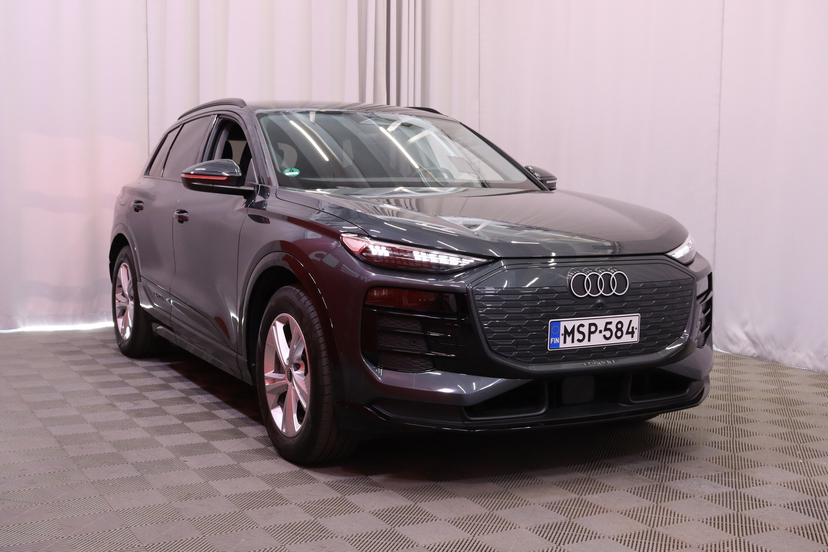 Audi - Q6 e-tron - quattro / Etumatkustajan näyttö / Bang & Olufsen / Vetokoukku / - Maastoauto