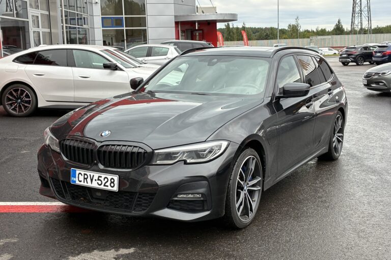 BMW - 330 - G21 Touring 330e xDrive A Charged Edition M Sport - Farmari