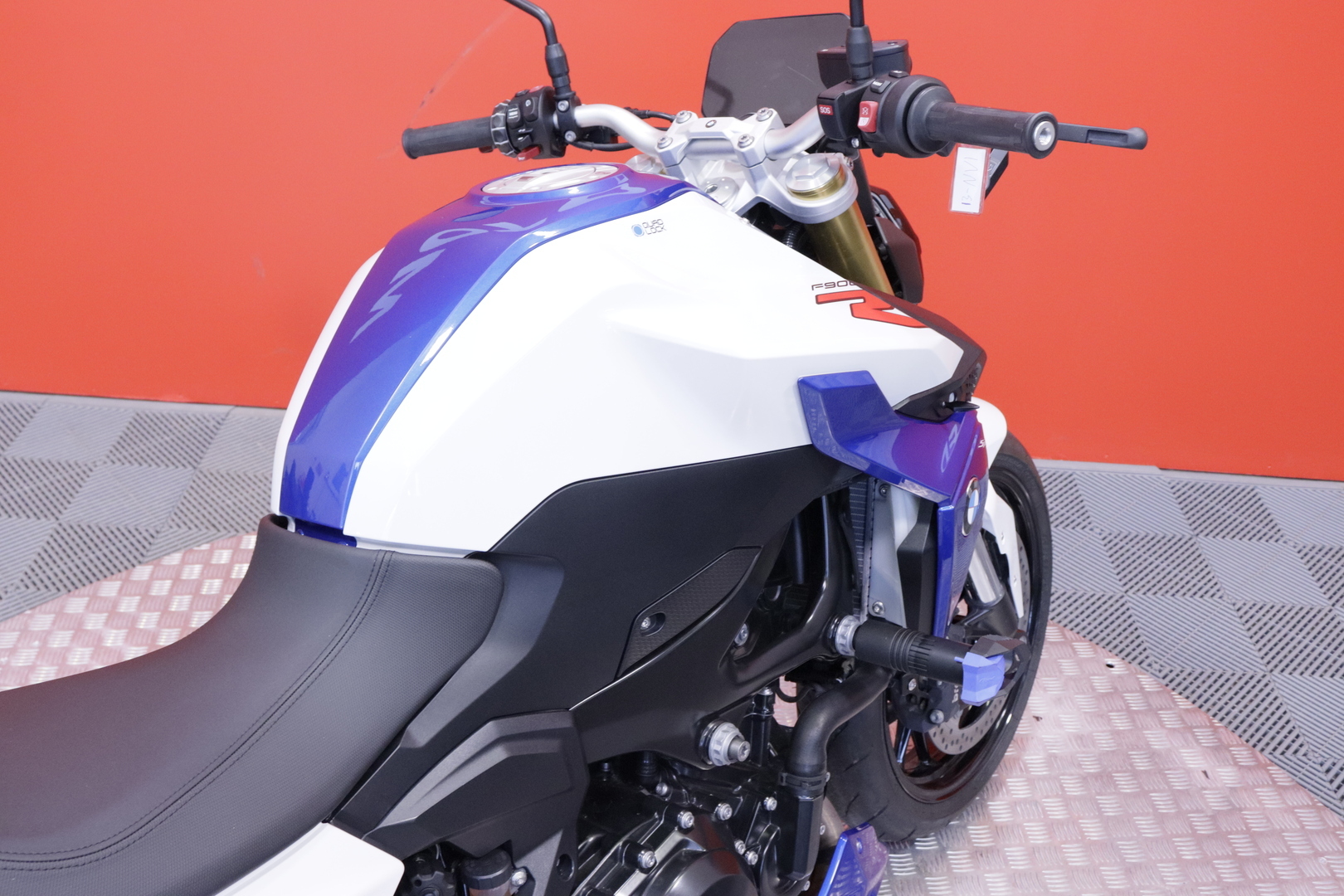 BMW - F - 900R // Suomi-pyörä / Huoltokirja / MIVV / Ajomodet / Kaatumatapit // - Moottoripyörä