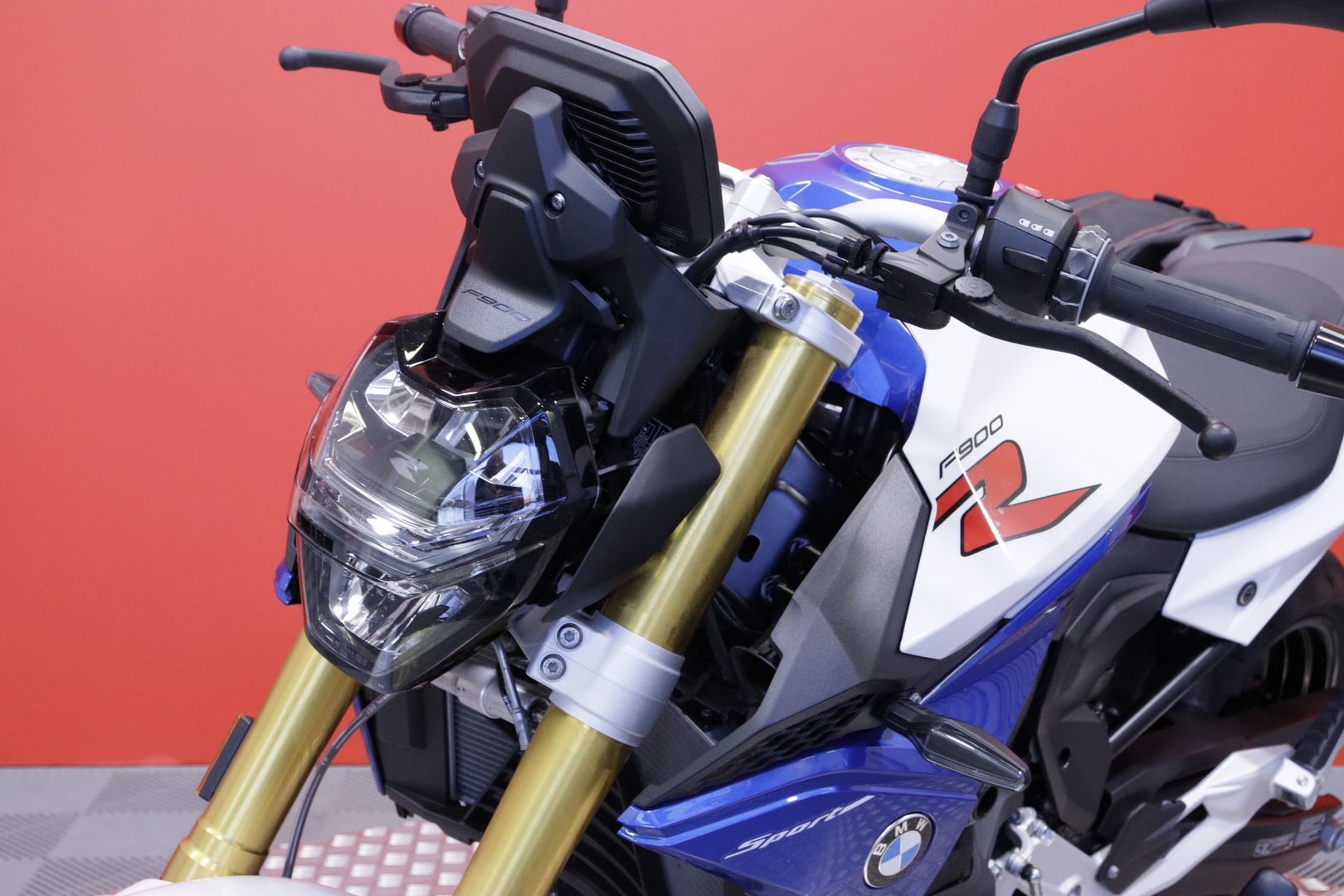 BMW - F - 900R // Vaihtoehto uudelle / Huoltokirja / Sivulaukut / Suomi-pyörä // - Moottoripyörä