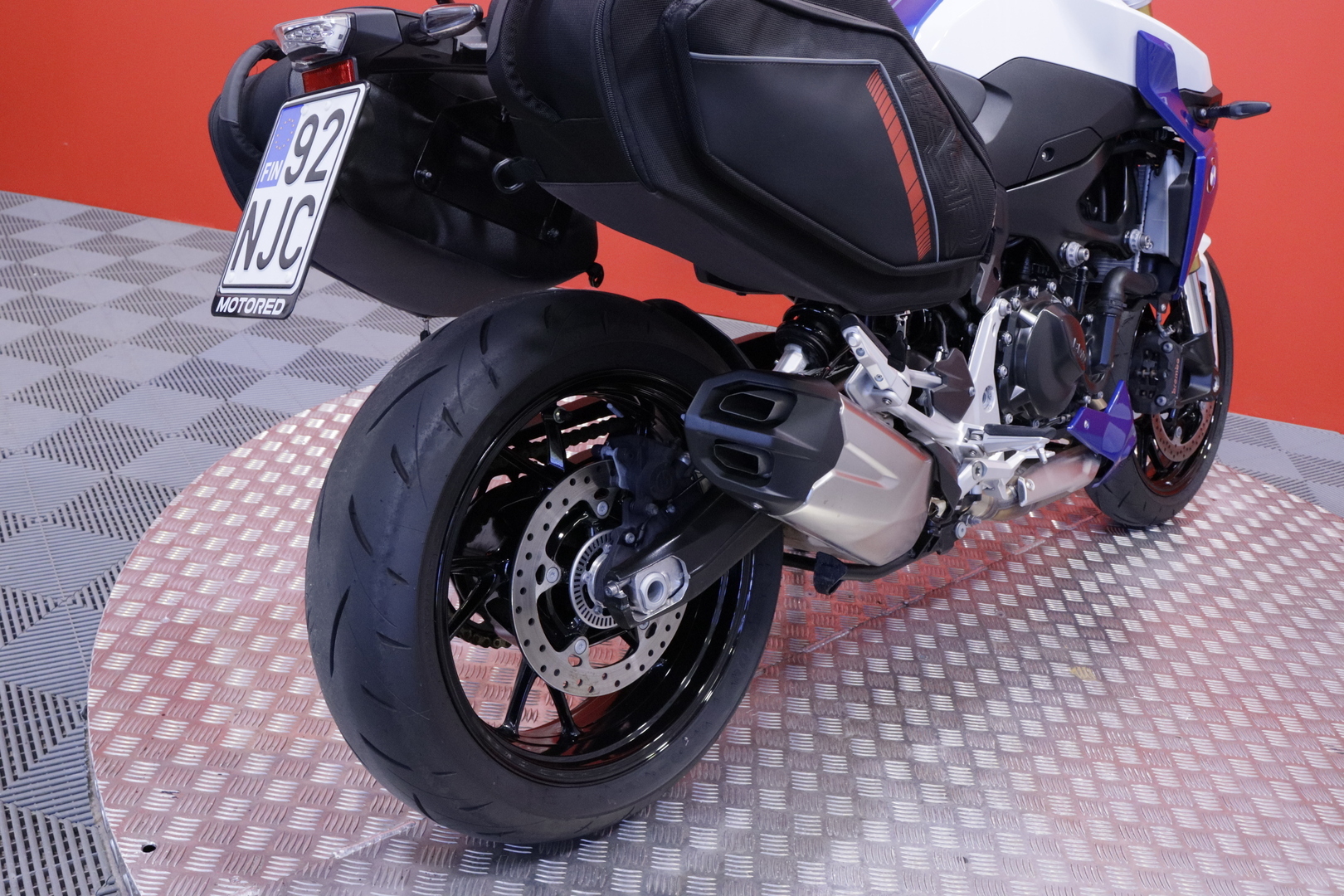 BMW - F - 900R // Vaihtoehto uudelle / Huoltokirja / Sivulaukut / Suomi-pyörä // - Moottoripyörä