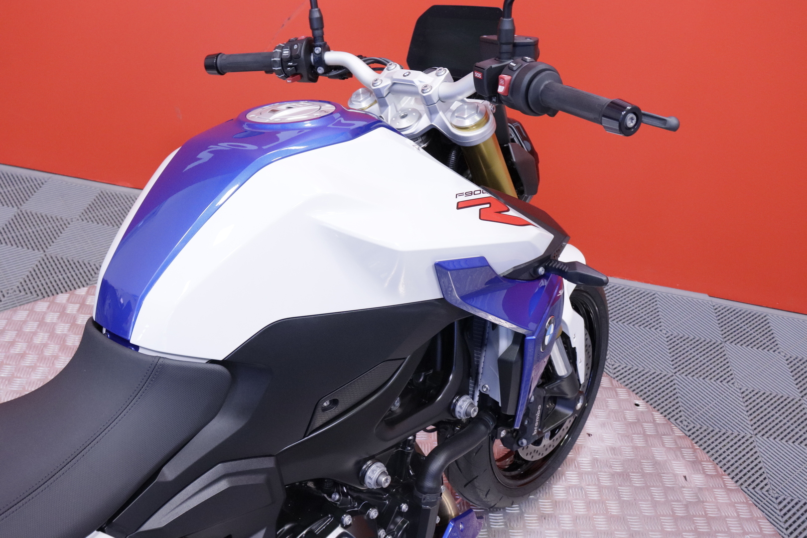 BMW - F - 900R // Vaihtoehto uudelle / Huoltokirja / Sivulaukut / Suomi-pyörä // - Moottoripyörä
