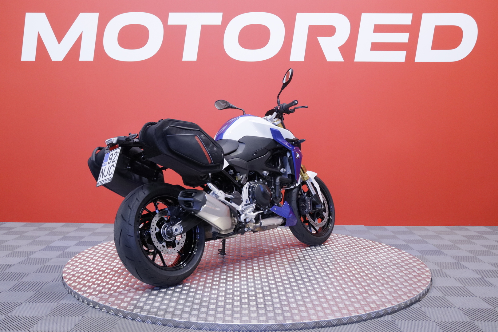BMW - F - 900R // Vaihtoehto uudelle / Huoltokirja / Sivulaukut / Suomi-pyörä // - Moottoripyörä