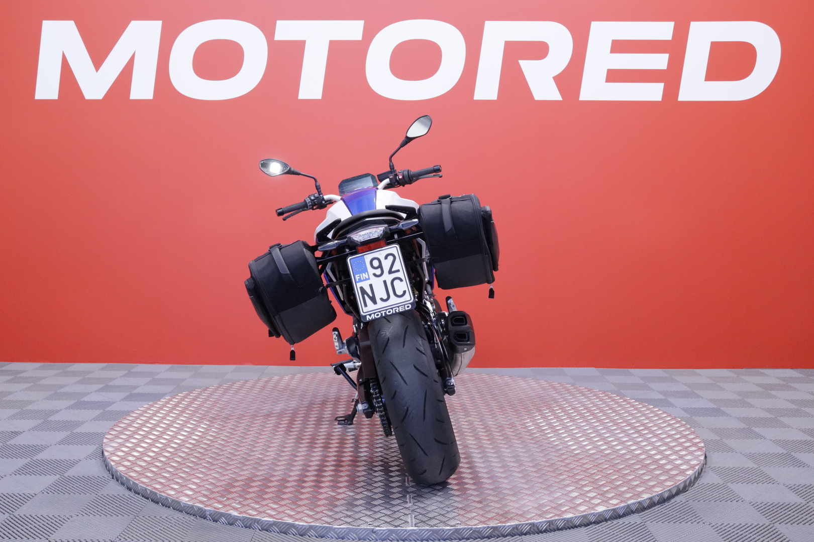 BMW - F - 900R // Vaihtoehto uudelle / Huoltokirja / Sivulaukut / Suomi-pyörä // - Moottoripyörä