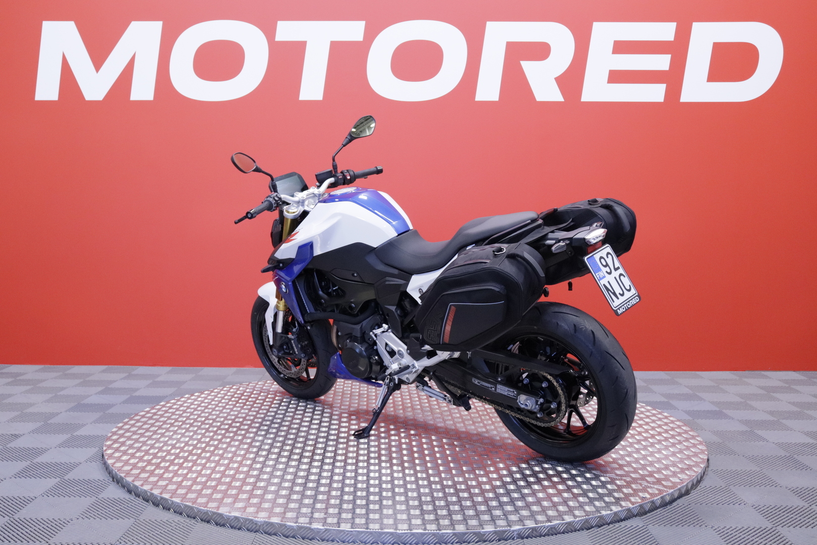 BMW - F - 900R // Vaihtoehto uudelle / Huoltokirja / Sivulaukut / Suomi-pyörä // - Moottoripyörä