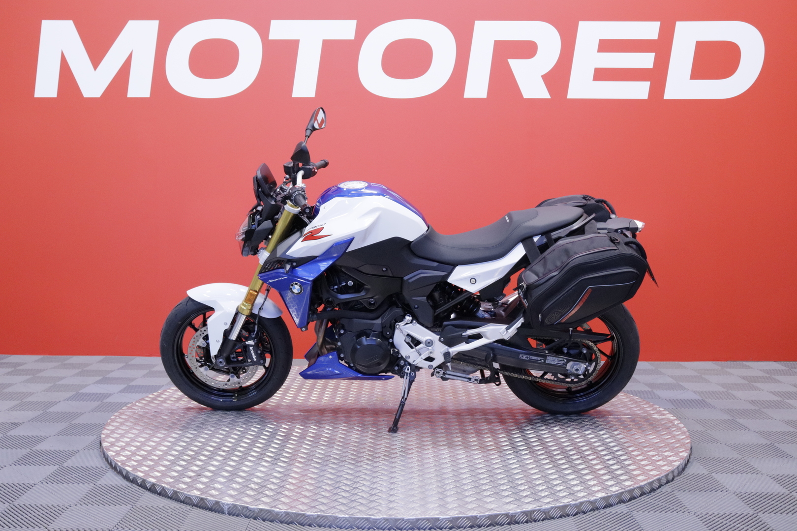 BMW - F - 900R // Vaihtoehto uudelle / Huoltokirja / Sivulaukut / Suomi-pyörä // - Moottoripyörä