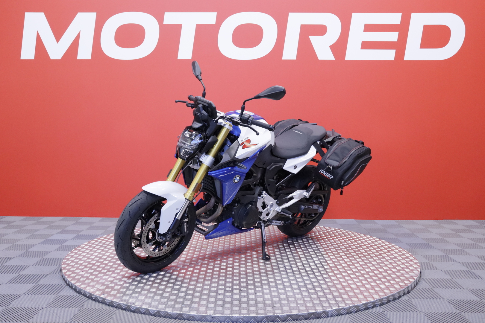 BMW - F - 900R // Vaihtoehto uudelle / Huoltokirja / Sivulaukut / Suomi-pyörä // - Moottoripyörä