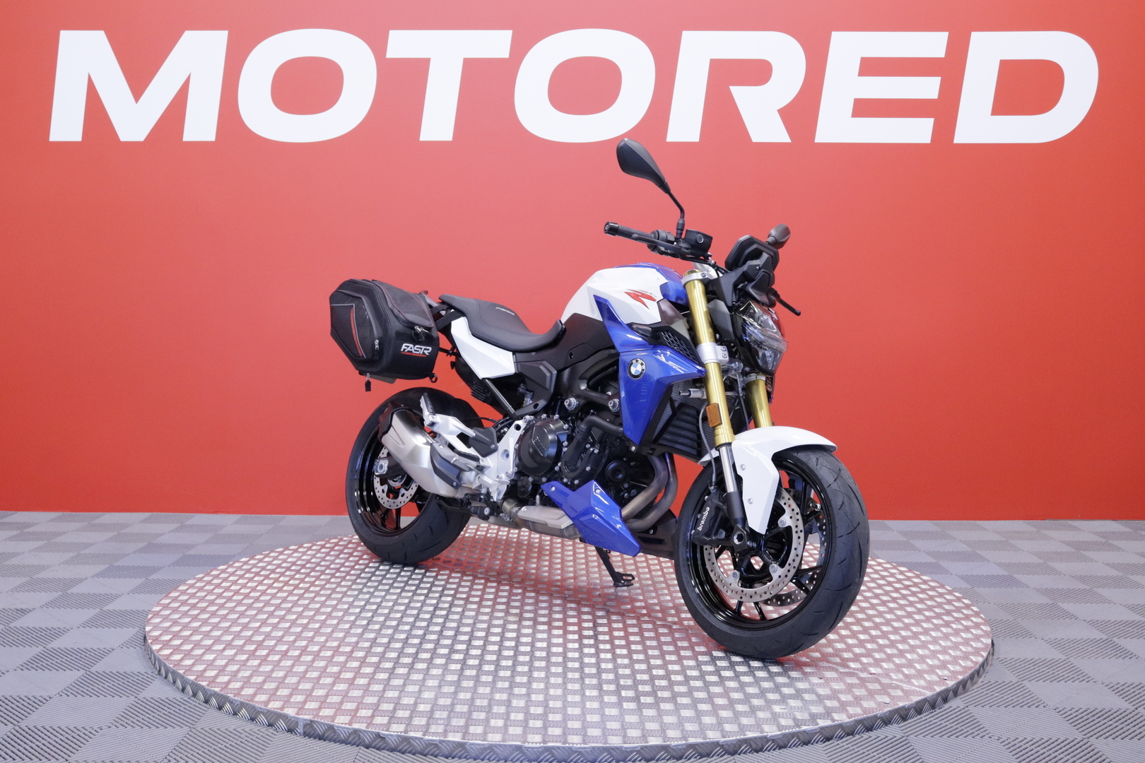 BMW - F - 900R // Vaihtoehto uudelle / Huoltokirja / Sivulaukut / Suomi-pyörä // - Moottoripyörä
