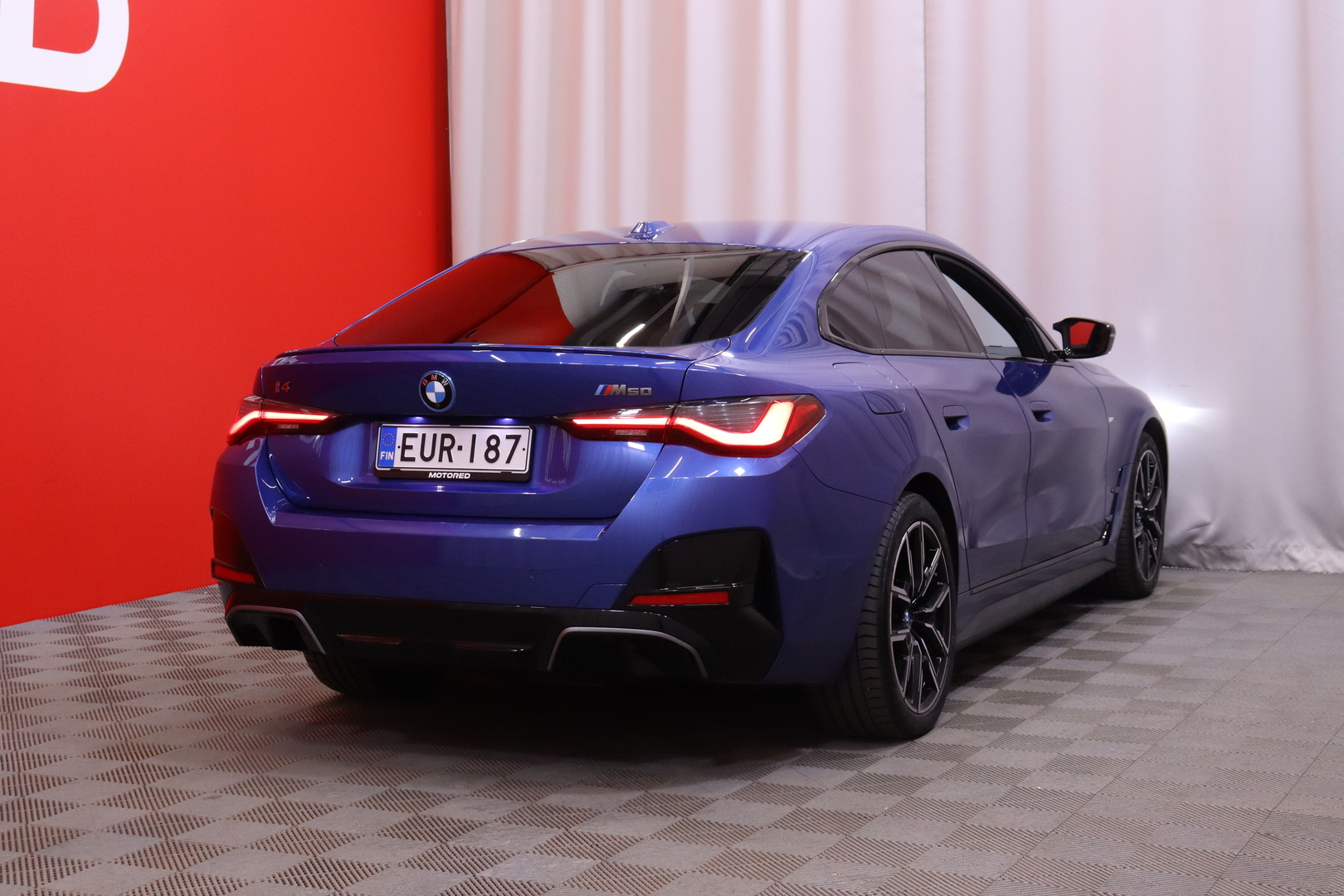 BMW - I4 M50 - Fully Charged // Suomi-auto / M-Istuimet / Laser / ACC / HUD / Kamera / H&K // - Sedan