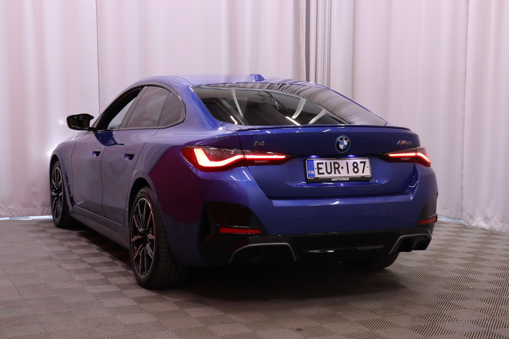 BMW - I4 M50 - Fully Charged // Suomi-auto / M-Istuimet / Laser / ACC / HUD / Kamera / H&K // - Sedan