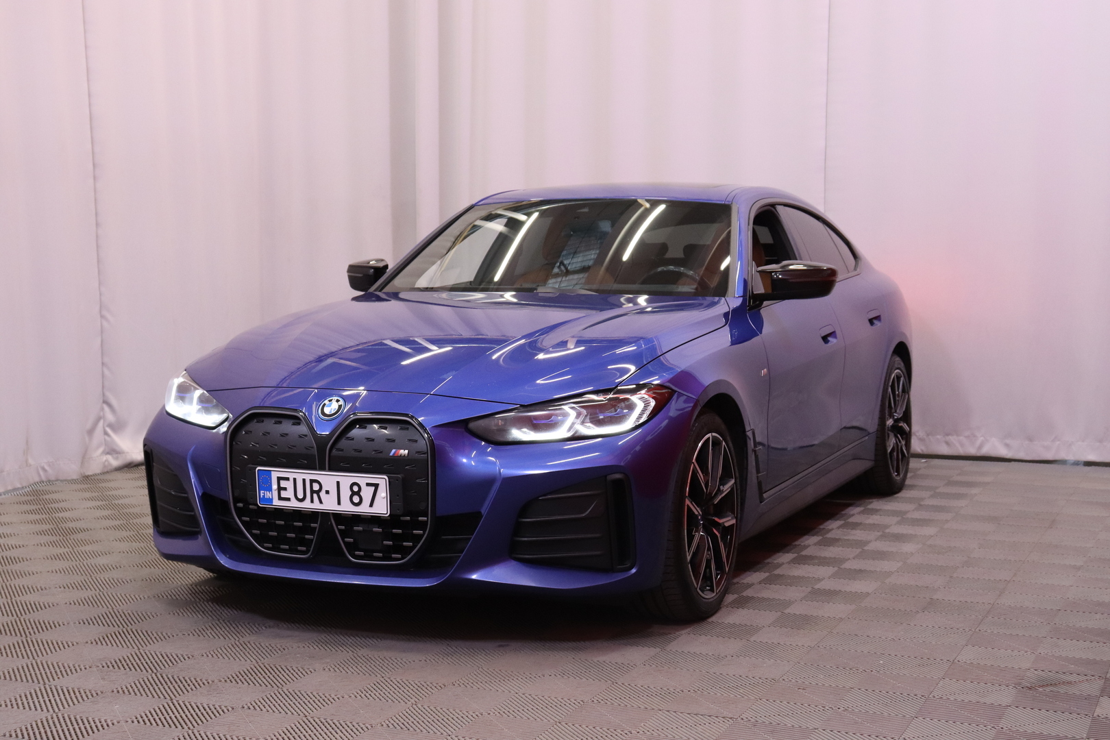 BMW - I4 M50 - Fully Charged // Suomi-auto / M-Istuimet / Laser / ACC / HUD / Kamera / H&K // - Sedan
