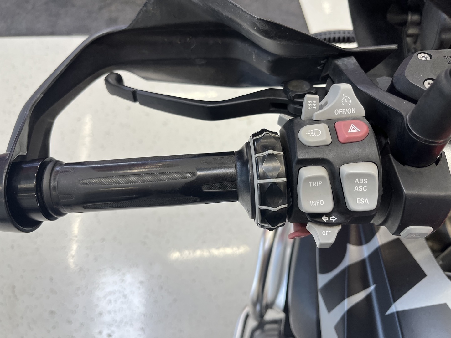 BMW - R - 1200 GS // Suomi Pyörä / Huoltokirja / ESA / 3x laukut / Vakkari / Navi // - Moottoripyörä