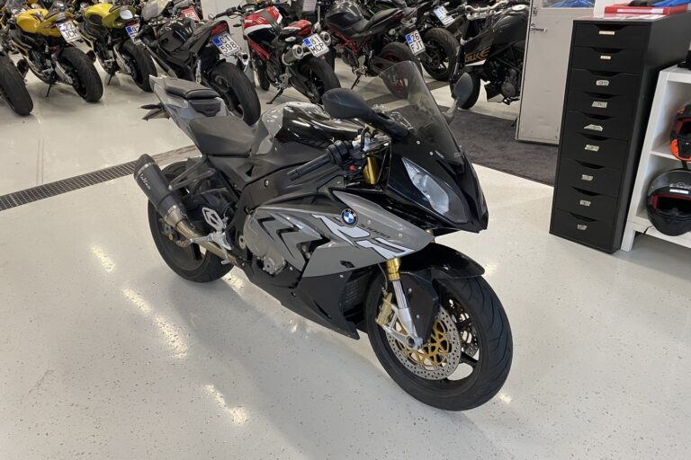BMW - S - 1000RR // Juuri saapunut! / Suomi-pyörä / Huoltokirja / Leovince / Sähköalusta / Shifter / Ajomodet // - Moottoripyörä
