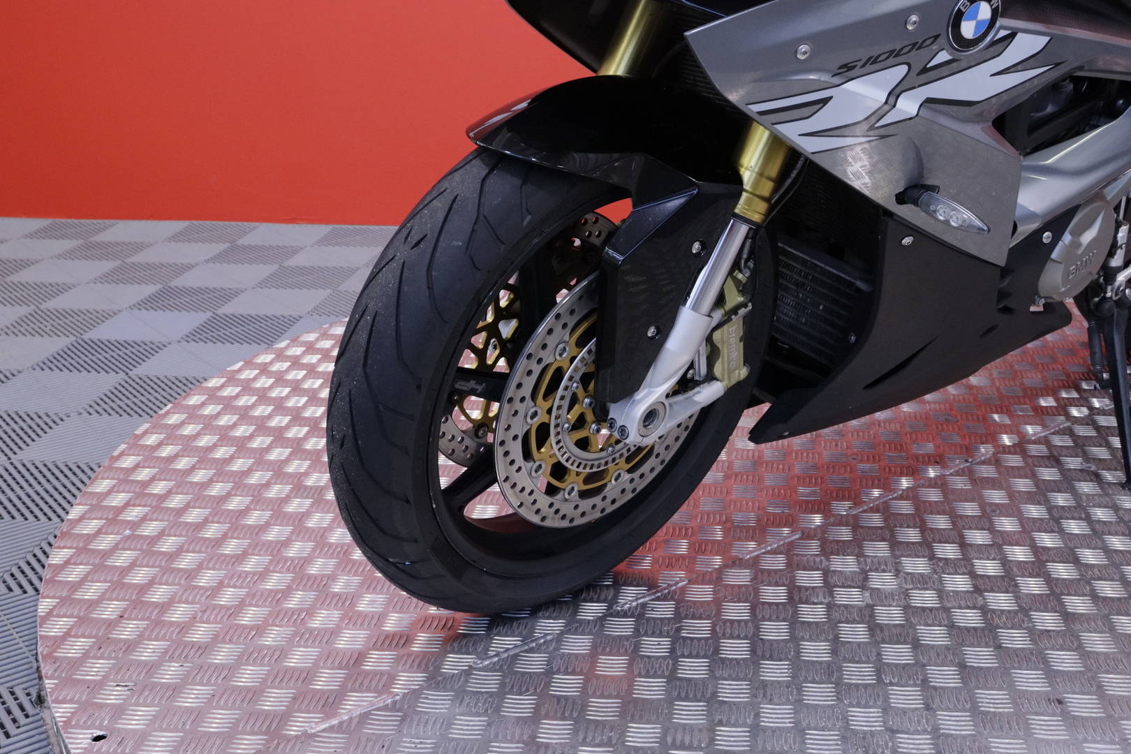 BMW - S - 1000RR // Suomi-pyörä / Huoltokirja / Leovince / Sähköalusta / Shifter / Ajomodet // - Moottoripyörä