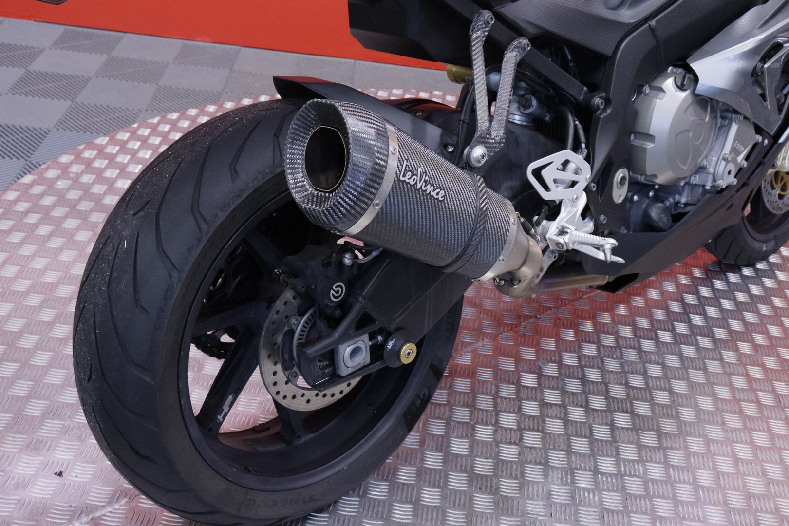 BMW - S - 1000RR // Suomi-pyörä / Huoltokirja / Leovince / Sähköalusta / Shifter / Ajomodet // - Moottoripyörä