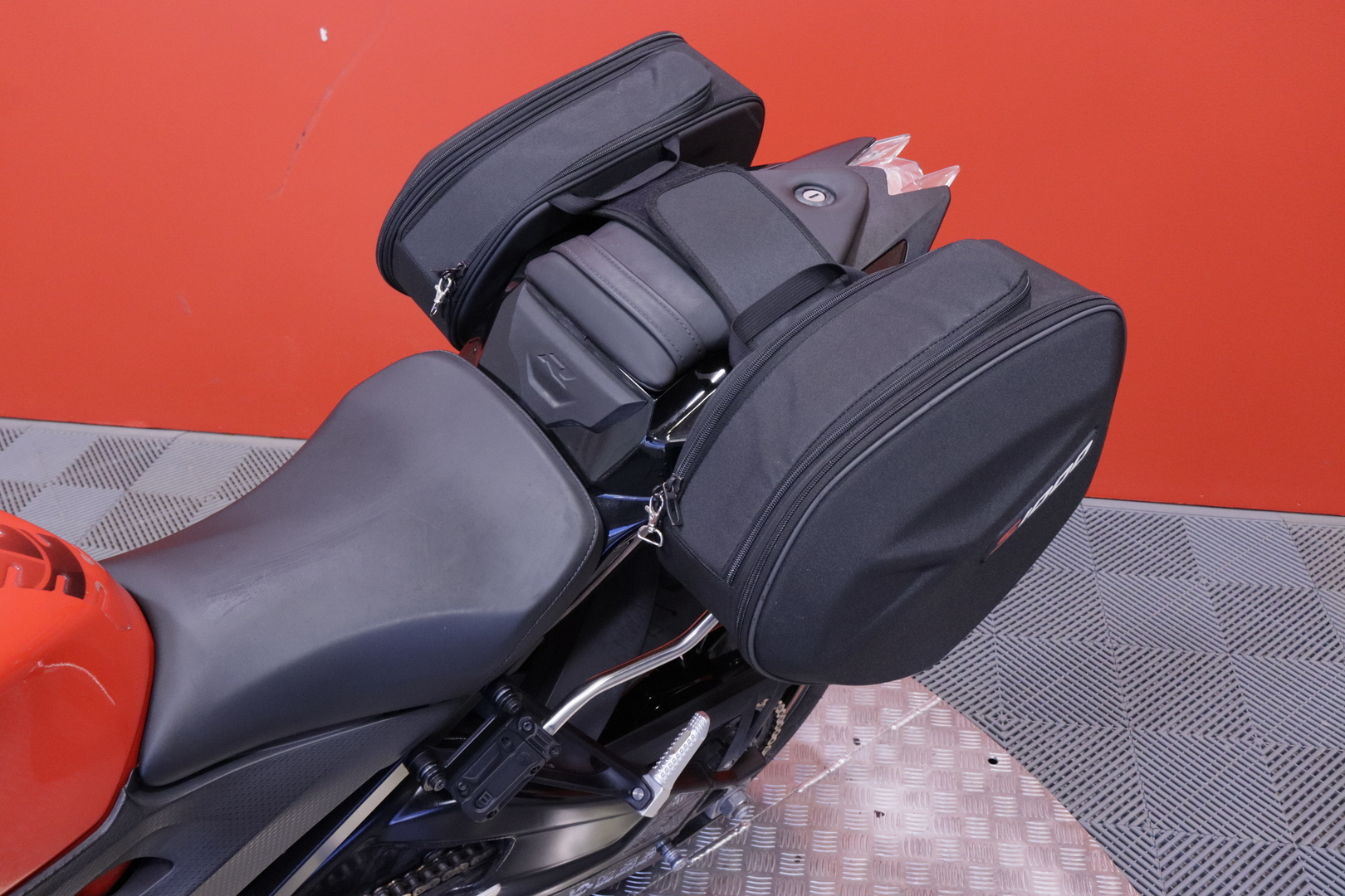 BMW - S - 1000R // Suomi-pyörä / Huoltokirja / Driving Mode Pro / Dynamic. pkt / Sport. pkt / Vakkari / Shifter / Sivulaukut // - Moottoripyörä
