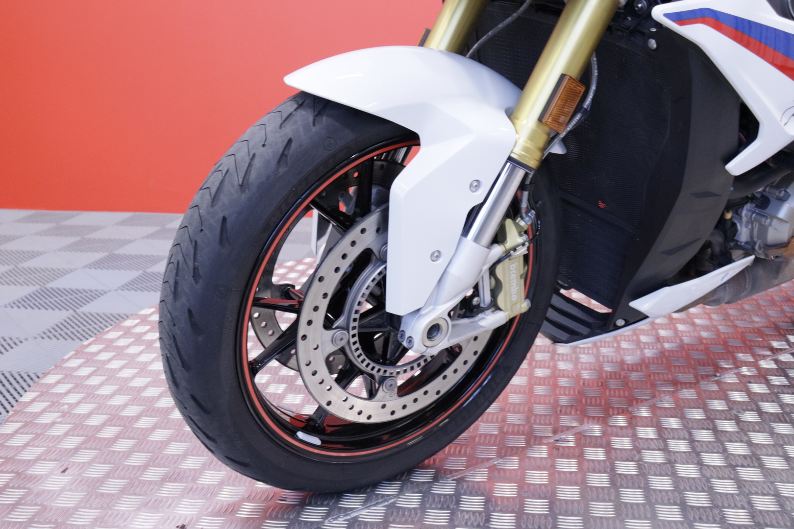 BMW - S - 1000R  // Huoltokirja / Akrapovic / DTC / Ajomodet  / Sivulaukut // - Moottoripyörä