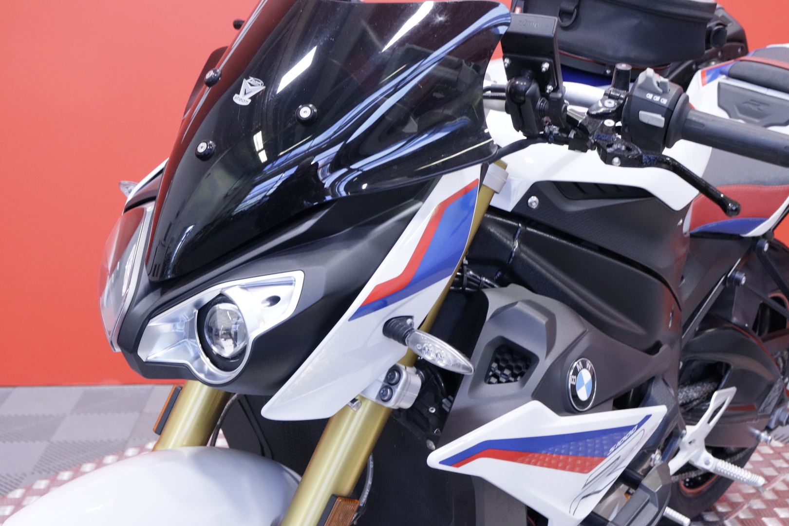 BMW - S - 1000R  // Huoltokirja / Akrapovic / DTC / Ajomodet  / Sivulaukut // - Moottoripyörä