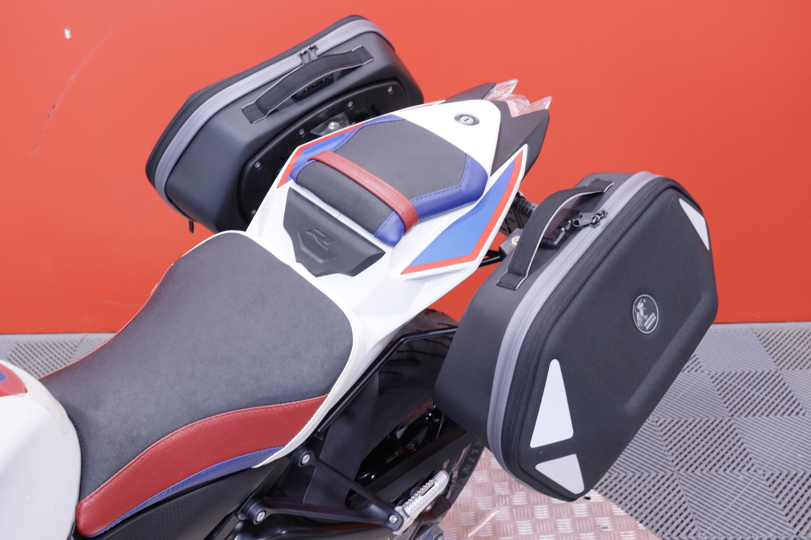 BMW - S - 1000R  // Huoltokirja / Akrapovic / DTC / Ajomodet  / Sivulaukut // - Moottoripyörä