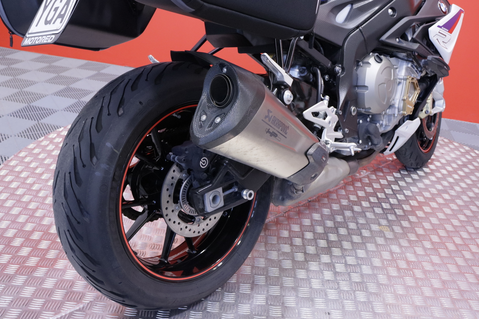 BMW - S - 1000R  // Huoltokirja / Akrapovic / DTC / Ajomodet  / Sivulaukut // - Moottoripyörä