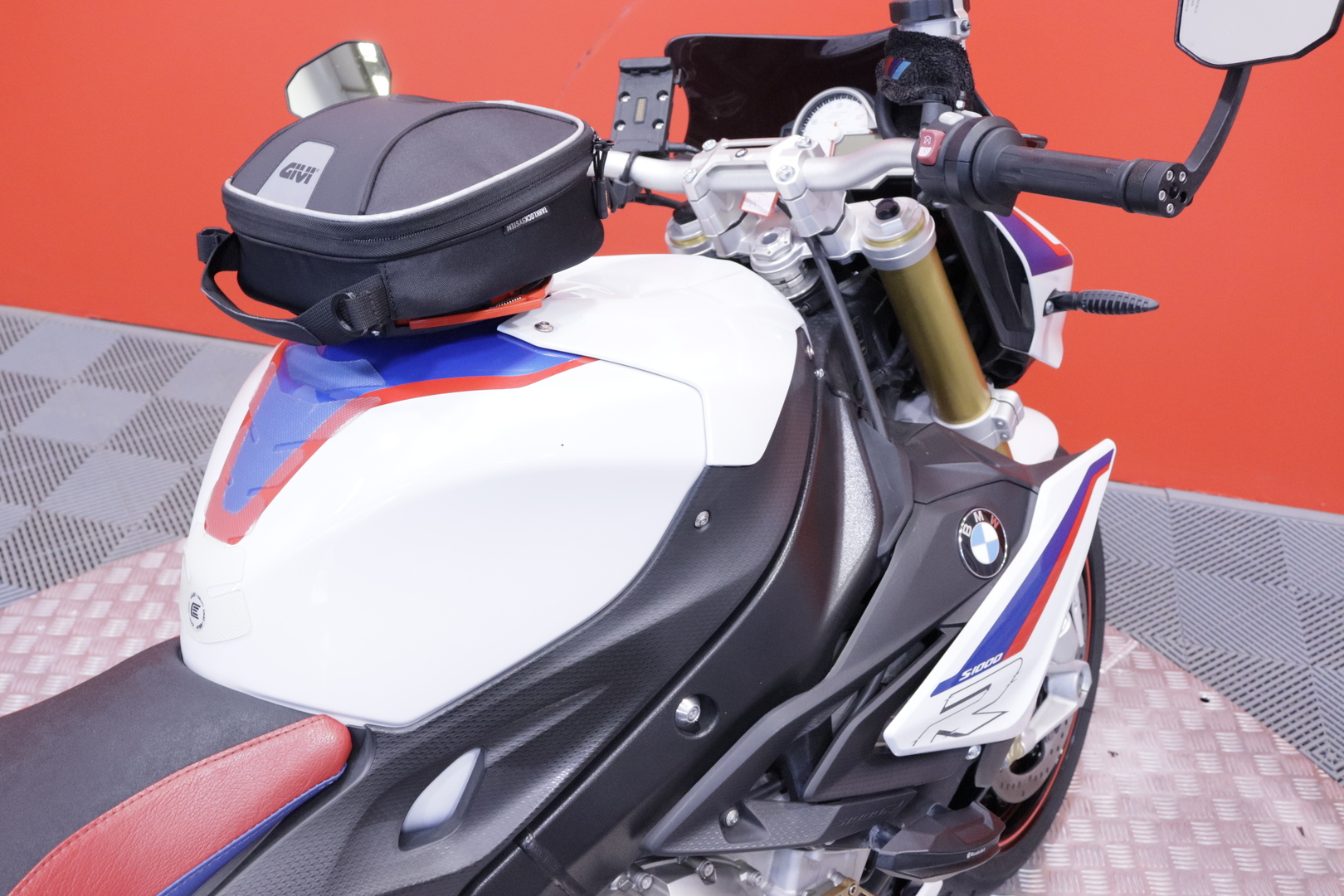 BMW - S - 1000R  // Huoltokirja / Akrapovic / DTC / Ajomodet  / Sivulaukut // - Moottoripyörä