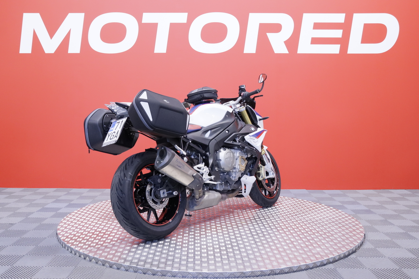 BMW - S - 1000R  // Huoltokirja / Akrapovic / DTC / Ajomodet  / Sivulaukut // - Moottoripyörä