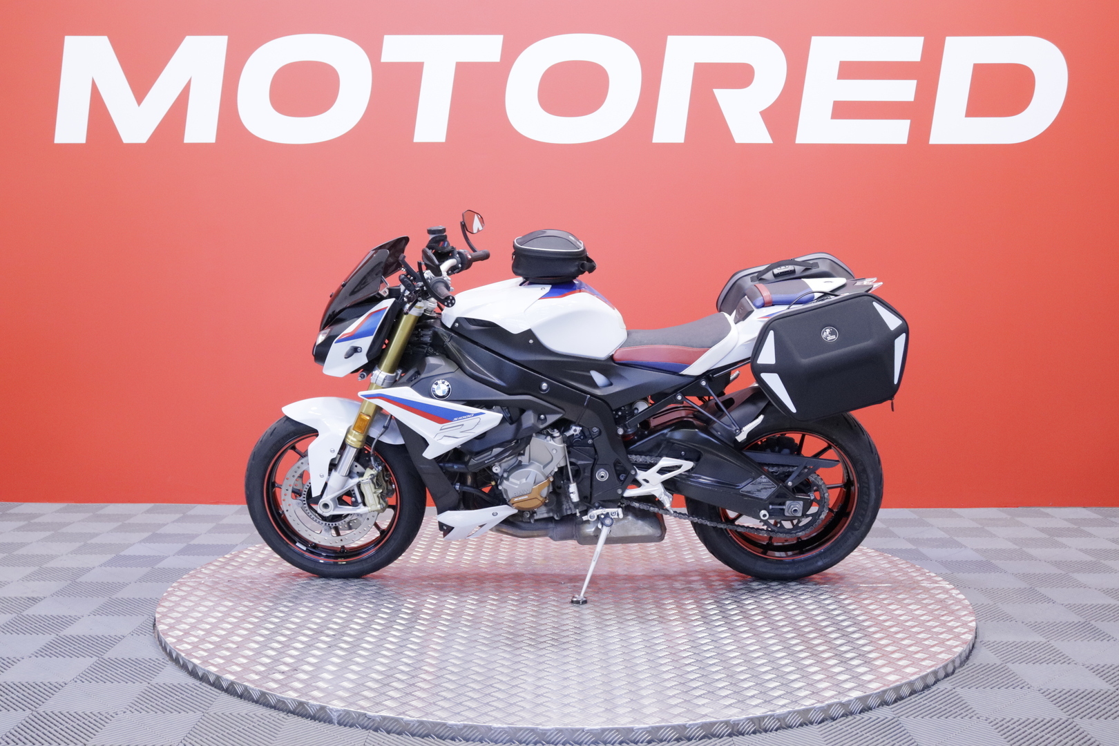 BMW - S - 1000R  // Huoltokirja / Akrapovic / DTC / Ajomodet  / Sivulaukut // - Moottoripyörä