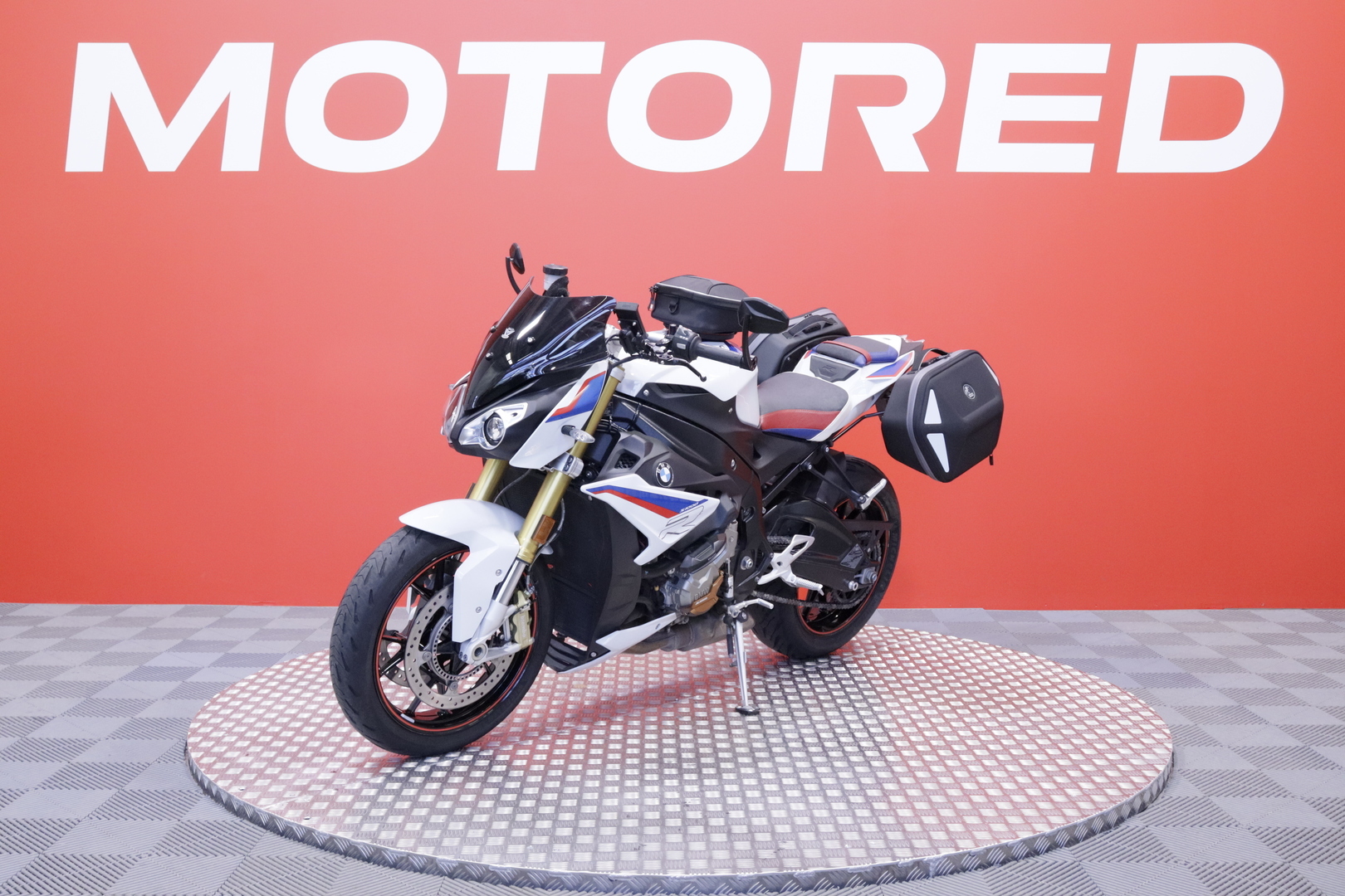BMW - S - 1000R  // Huoltokirja / Akrapovic / DTC / Ajomodet  / Sivulaukut // - Moottoripyörä