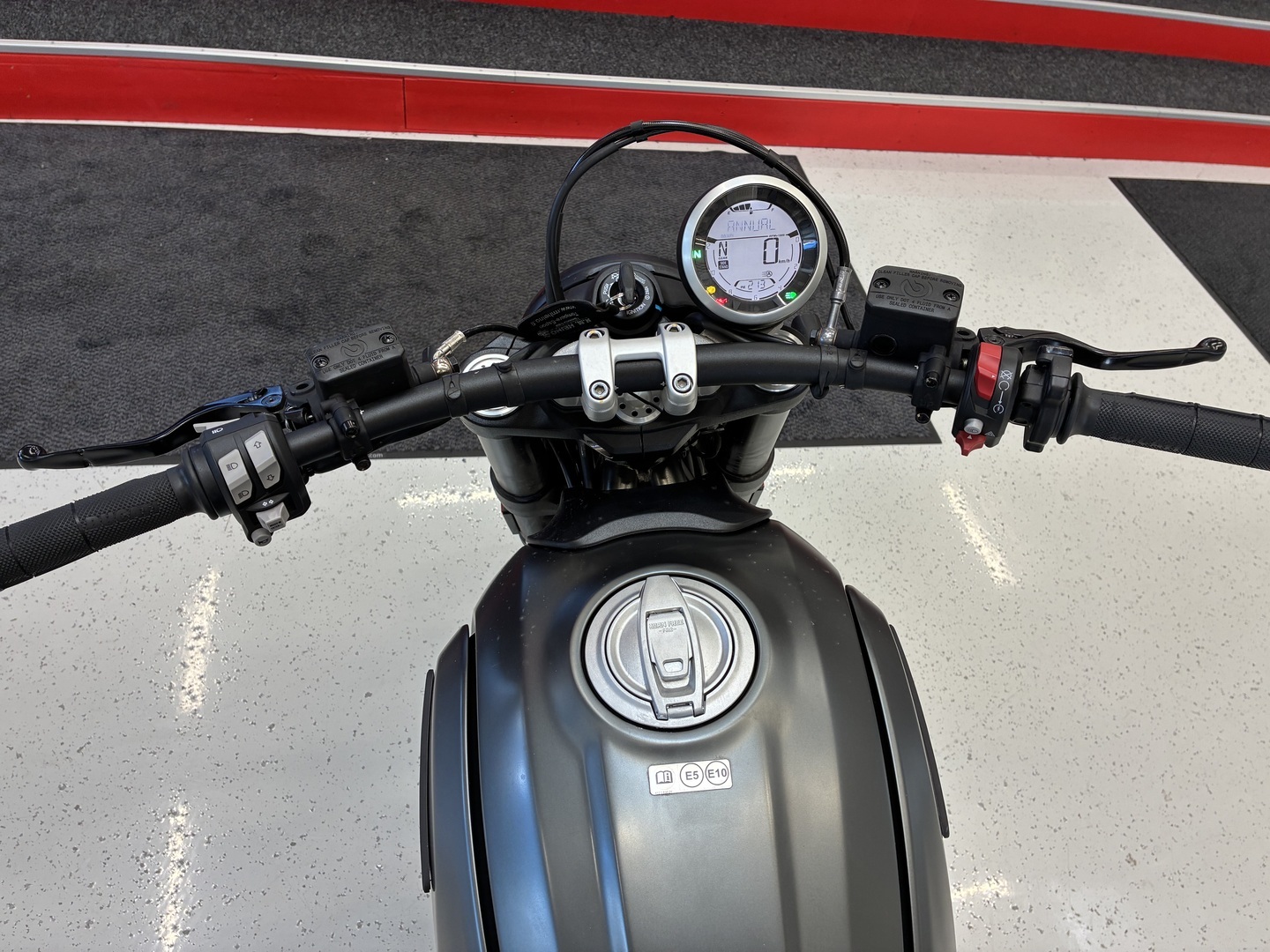 Ducati - Scrambler - Dark // 1. Om. Suomi-pyörä / Huoltokirja // - Moottoripyörä
