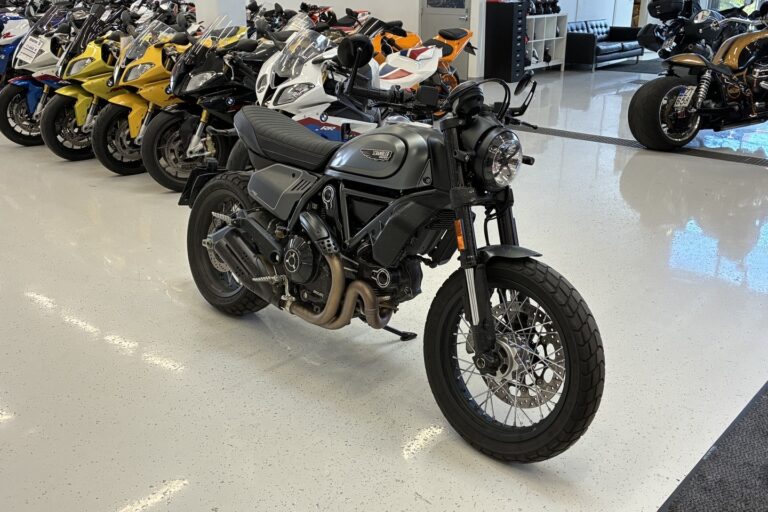 Ducati - Scrambler - Dark // 1. Om. Suomi-pyörä / Huoltokirja // - Moottoripyörä