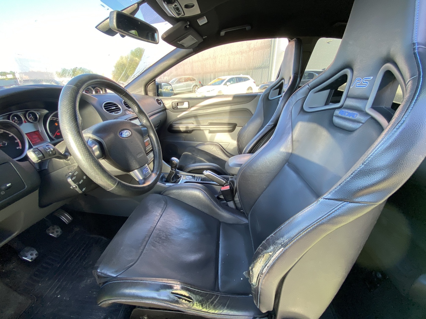 FORD - Focus - 2,5T 305 hv RS M6 3-ovinen - Viistoperä