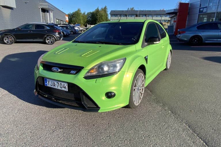 FORD - Focus - 2,5T 305 hv RS M6 3-ovinen - Viistoperä