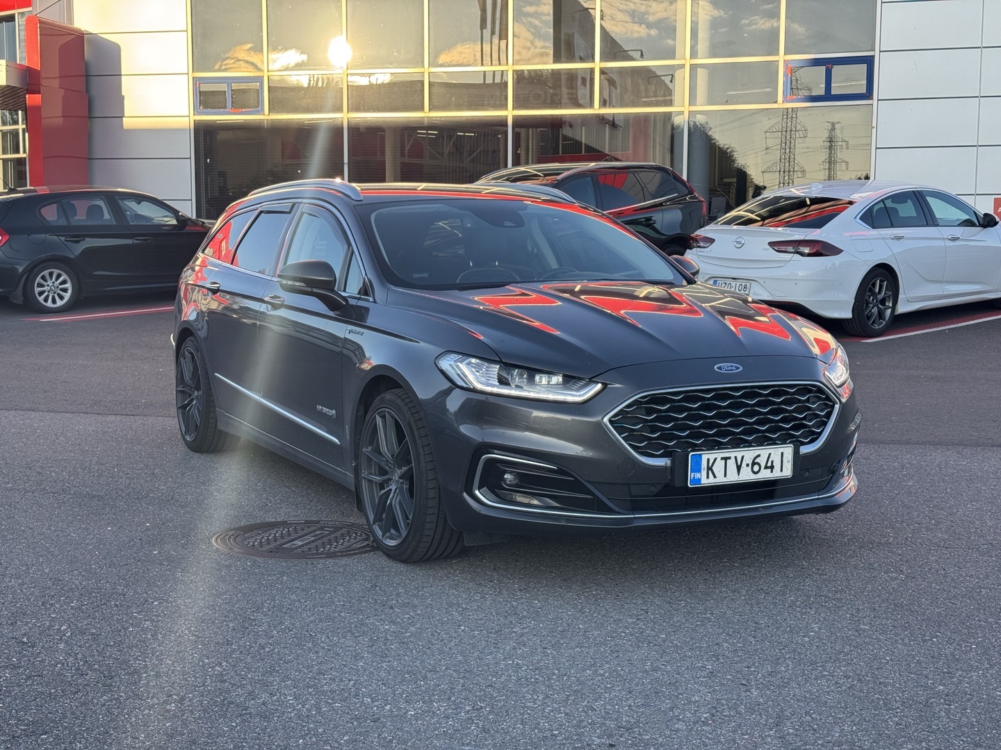 FORD - Mondeo - 2,0 187hv Hybrid eCVT Vignale HEV 4-ovinen - Sedan