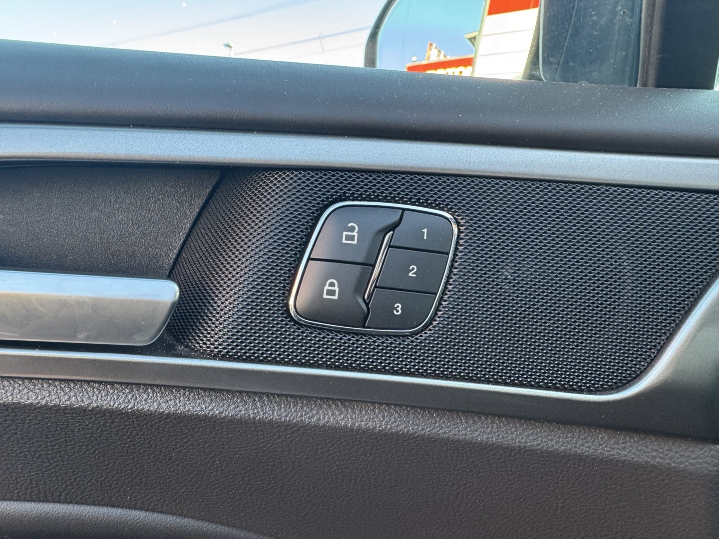 FORD - Mondeo - 2,0 187hv Hybrid eCVT Vignale HEV 4-ovinen - Sedan